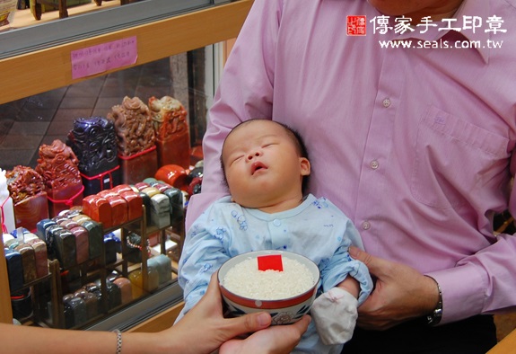 吳寶寶(新北永和區到府嬰兒寶寶滿月剃頭理髮、免費到府嬰兒剃胎毛儀式吉祥話)。到府剃頭剃胎毛主持、專業拍照、DVD光碟、證書。★購買「臍帶章、肚臍章、胎毛筆刷印章」贈送：剃頭、收涎、抓周，三選一。2015.10.25 照片6